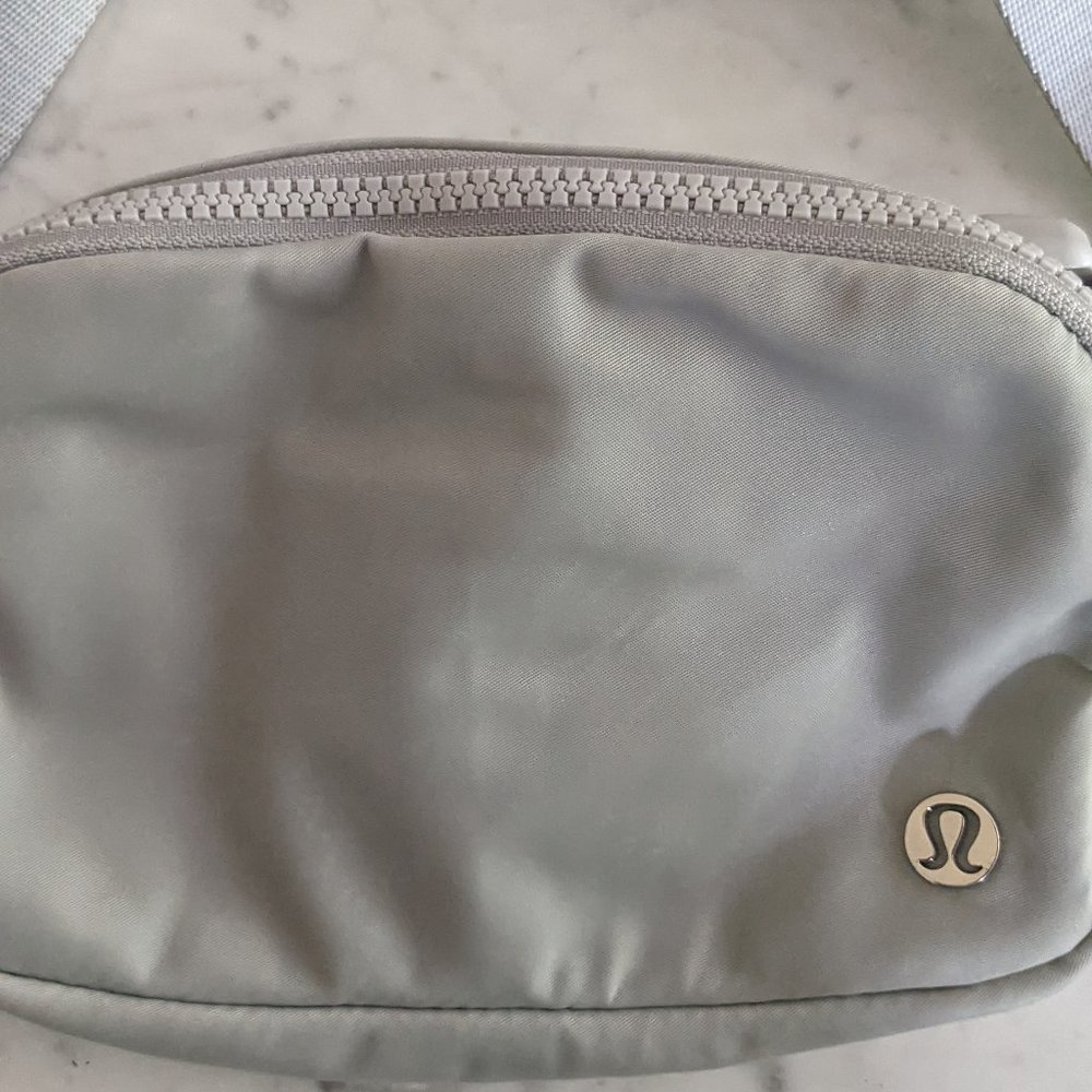 Lululemon everyday bag light gray